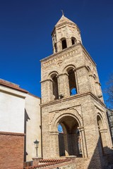 Городской пейзаж, красивая башня, храм, часовня. Архитектура Северного Кавказа, Грузия