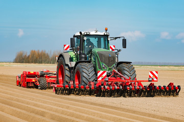 Traktor mit Front-Roller und Dammfräse beim Kartoffelanbau - 1052