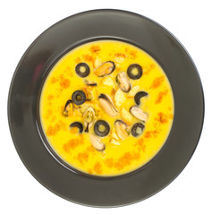Spicy cream soup with mussels, curry and olives