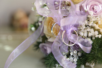 fedi d'oro legati a un bouquet da sposa © alex.pin