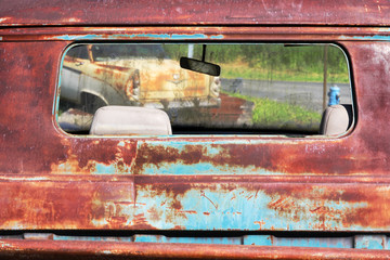 Rostige alte Autos auf dem Autofriedhof