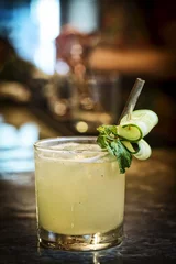 Küchenrückwand glas motiv Cocktail cucumber lemon mint vodka cocktail drink in bar