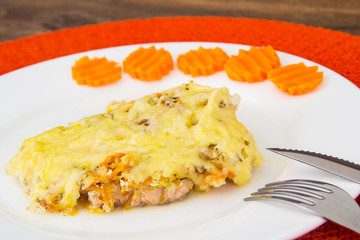 Salmon fillet, baked with carrots, onions and grilled cheese