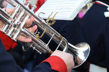 Obraz premium miejskiego festiwalu, zespół muzyczny towarzyszy obchodom