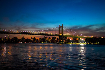 Fototapeta premium Triborough bridge and Manhattan city at night, New York