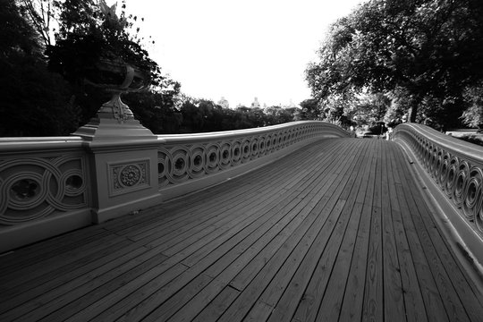 Fototapeta Bow bridge walkway in black and white color, Central Park, New York