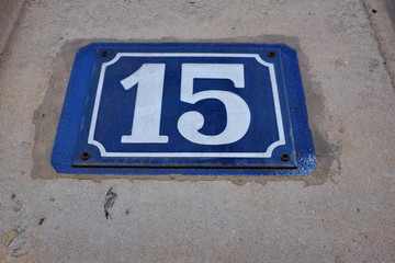Numéro 15. Plaque émaillée blanche et bleue.