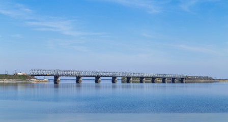 Fototapeta na wymiar the bridge over the reservoir on a Sunny day