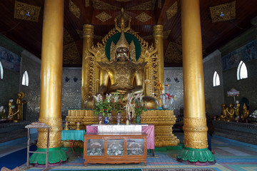 Fototapeta premium Golden Buddha in temple