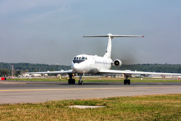 Fototapeta na wymiar Passenger airplane moves on the main taxiway