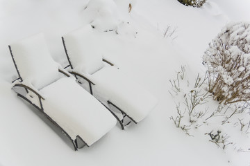 Schneebedeckte Gartenmöbel
