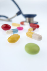 Tabletten und ein Stethoskop