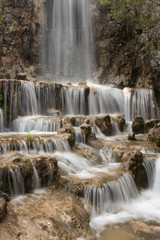 Fototapeta premium Acqua che corre sulle rocce all'aperto