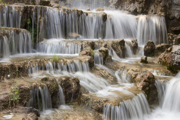 Obraz premium Acqua cascante sulle rocce