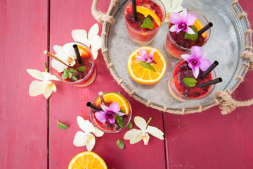 Bunter Drink mit Orange