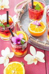 Bunter Drink mit Orange