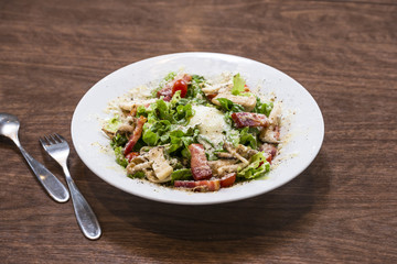 ベーコンと温泉卵のシーザーサラダ