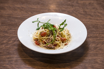 ポークとローストした玉葱のラグー、パスタ料理