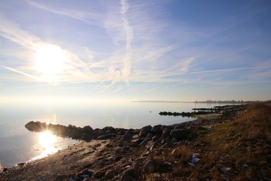 Fototapeta Beautiful day at the cold beach in February in sunshine