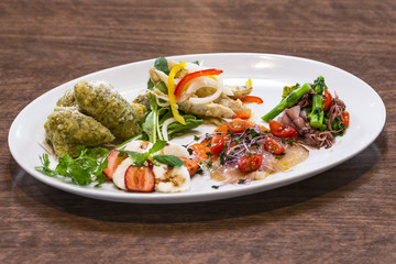 イタリア料理の前菜盛り合わせ