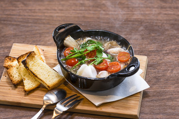 キノコとヤリイカのアヒージョ