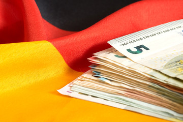 Deutsche Flagge und viele Euro Geldscheine