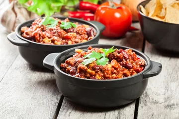 Fototapeten Bowls of hot chili con carne with ground beef, beans, tomatoes and corn © Sławomir Fajer