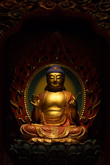 Fototapeta premium buddha statue in temple