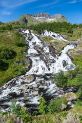 Une cascade sous un sommet