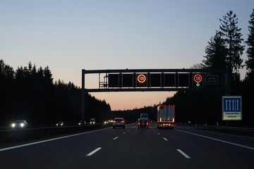 Geschwindigkeitsbegrenzung nachts auf der Autobahn