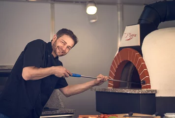 Kissenbezug Chef einer Pizzeria mit Steinofen © Lars Zahner