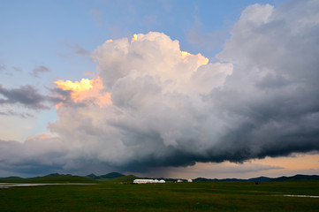 Obraz na płótnie Canvas The grassland sunrise and cloudscape.