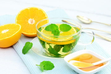 Pfefferminztee mit Honig und Orange