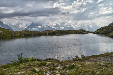 Fototapeta na wymiar Lake in front of Mont Blanc