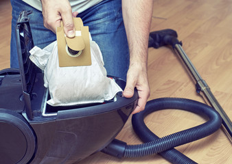 Replacement of a dust bag in vacuum cleaner