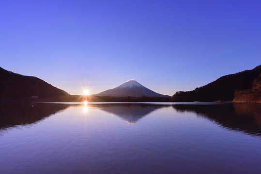湖に浮かぶ富士山と日の出 