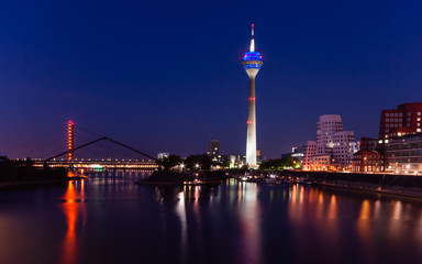 Fototapeta na wymiar Düsseldorf-Medienhafen bei Nacht; Deutschland