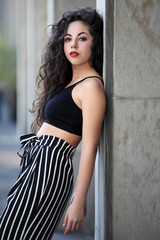 Naklejka premium Stunning young woman posing outdoor