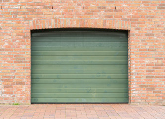 Garage mit grünem Tor und Mauerwerk