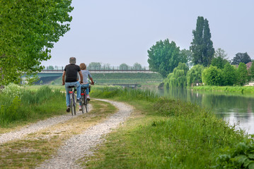 ciclisti in strada di campagna