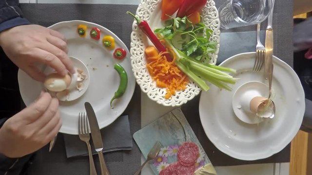 Zeitraffer Essen eines Fr&uuml;hst&uuml;cks Ei