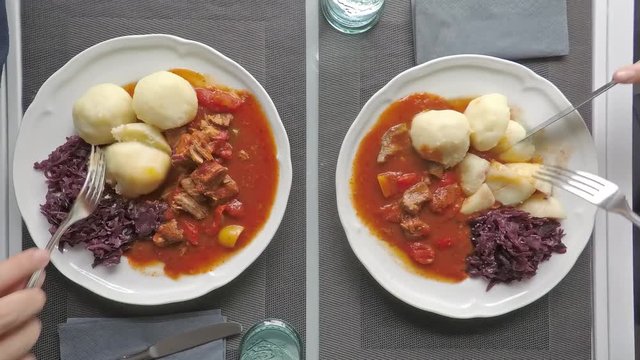 Essen von Gullasch mit Kartoffelkl&ouml;&szlig;en und Rotkohl im Zeitraffer