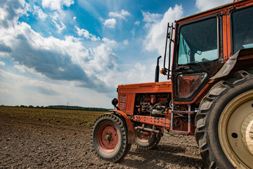 Naklejka premium Old, rusty tractor. Farming machinery. 