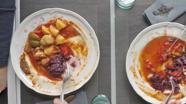 Essen von Gullasch mit Kartoffelkl&ouml;&szlig;en und Rotkohl im Zeitraffer