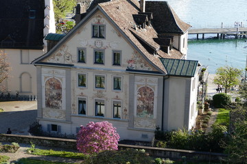 Die hintere Ansicht des Curti-Hauses in der Altstadt von Rapperswil in der Schweiz