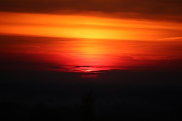 romantischer farbenreicher Sonnenaufgang