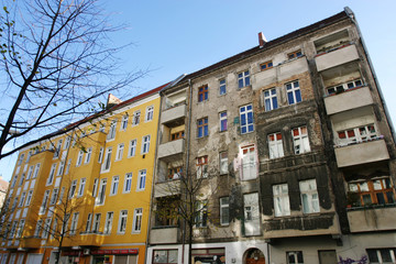 Saniertes und unsaniertes Wohnhaus in Berlin Friedrichshain im Jahr 2006