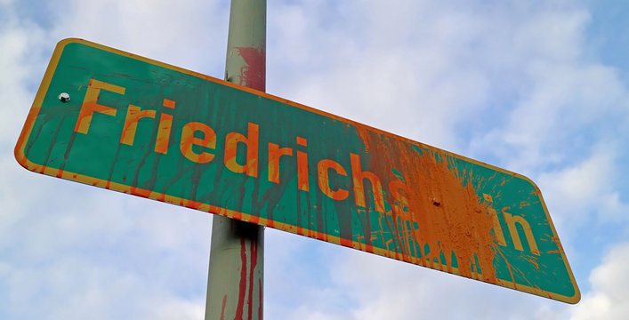 Friedrichshain Schild mit Farbei-Besch&auml;digung