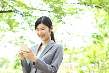 女性　スマートフォン
