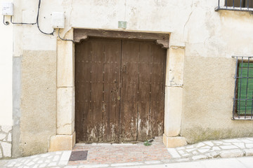 Fototapeta na wymiar Entry, Chinchon, Spanish municipality famous for its old medieval square of green color, old wooden doors